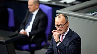 Friedrich Merz, lider opozycji w Niemczech i przewodniczący partii CDU, przemawia na posiedzeniu niemieckiego parlamentu w Berlinie.