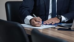 Un abogado firmando unos papeles