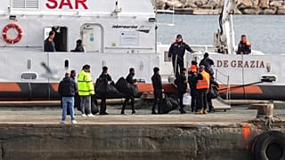 Migranti al porto di Shengjin, in Albania, 1 febbraio 2025