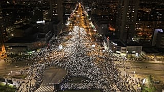 Акция протеста перед железнодорожным вокзалом Нови-Сада, где в результате обрушения бетонного навеса погибли 15 человек, 31 января 2025 года.