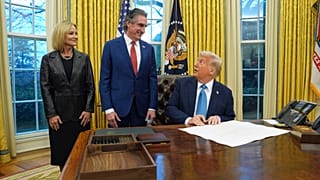 ABD Başkanı Donald Trump Oval Ofis'te İçişleri Bakanı olarak onaylanan Doug Burgum ve eşi Kathryn ile beraber, 31 Ocak 2025