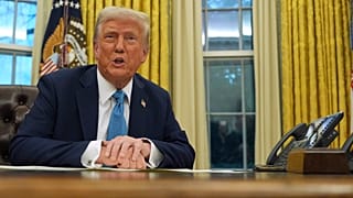 O Presidente Donald Trump fala aos jornalistas enquanto assina ordens executivas na Casa Branca, a 31 de janeiro de 2025