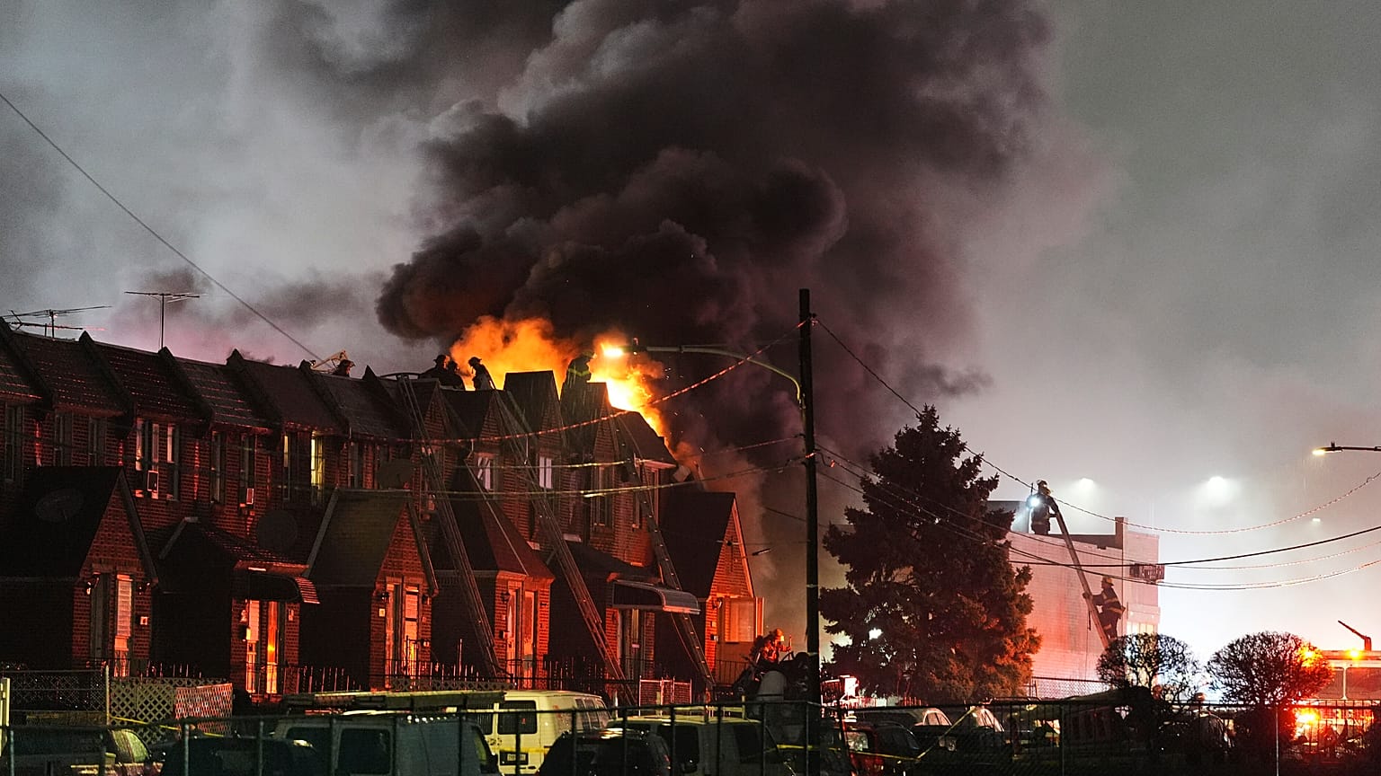 Füst emelkedik, ahogy az első válaszadók dolgoznak a helyszínen, miután egy kisrepülőgép lezuhant Philadelphiában, január 31, 2025