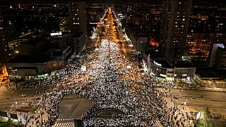 Aεροφωτογραφία ανθρώπων που κρατούν τα φώτα των κινητών τους τηλεφώνων κατά τη διάρκεια διαμαρτυρίας μπροστά από το σιδηροδρομικό σταθμό του Νοβι Σαντ
