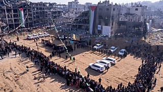 سيارات الصليب الأحمر، إلى اليسار، في انتظار تسليم الاسيرة الإسرائيلية أنغام بيرغر في مخيم جباليا للاجئين في مدينة غزة، الخميس 30 يناير/كانون الثاني 2025