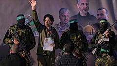 Ο Ισραηλινός Ofer Kalderon, ο οποίος κρατείτο όμηρος από τη Χαμάς στη Γάζα από τις 7 Οκτωβρίου 2023, χαιρετάει πριν παραδοθεί στον Ερυθρό Σταυρό