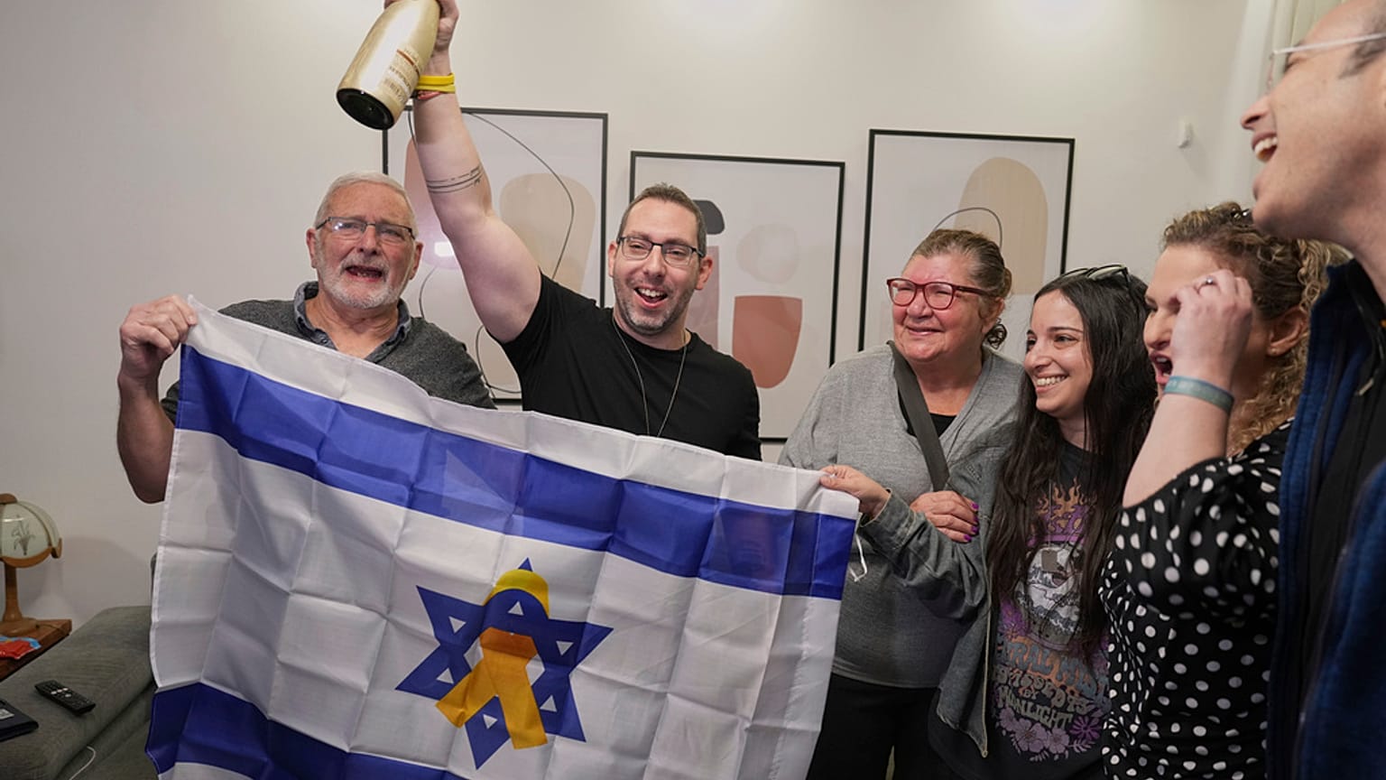 La famille de l'otage israélien Ofer Kalderon réagit en regardant la diffusion de sa libération de la captivité du Hamas, le samedi 1er février 2025