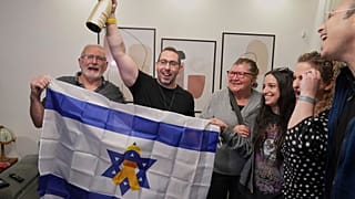 La famille de l'otage israélien Ofer Kalderon réagit en regardant la diffusion de sa libération de la captivité du Hamas, le samedi 1er février 2025