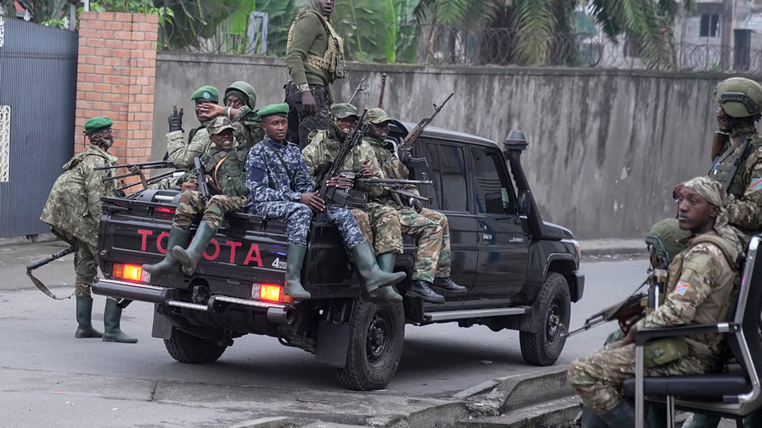 Rebeldes do M23 patrulham as ruas de Goma, República Democrática do Congo, quarta-feira, 29 de janeiro de 2025. (AP Photo/Brian Inganga)