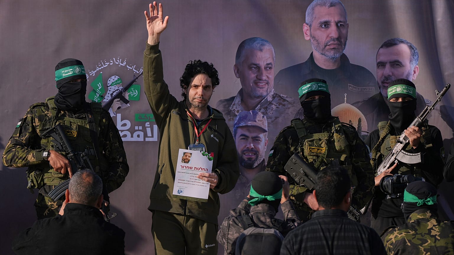 الإسرائيلي عوفر كالديرون يلوح بيده قبل تسليمه إلى الصليب الأحمر في خان يونس، جنوب قطاع غزة، السبت 1 فبراير 2025