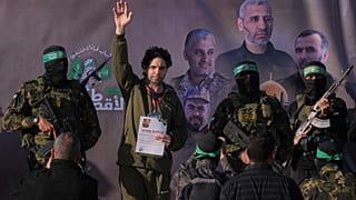 الإسرائيلي عوفر كالديرون يلوح بيده قبل تسليمه إلى الصليب الأحمر في خان يونس، جنوب قطاع غزة، السبت 1 فبراير 2025