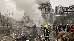 Um edifício residencial destruído na sequência de um ataque com foguetes russos em Poltava, Ucrânia, sábado, 1 de fevereiro de 2025.