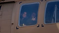 Le Franco-Israélien Ofer Kalderon, otage du Hamas depuis le 7 octobre 2023, réagit à l'intérieur d'un hélicoptère israélien lors de l'atterrissage au centre médical Sheba