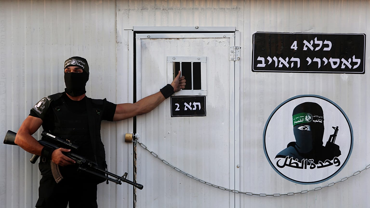 Um membro palestiniano mascarado das Brigadas Ezzedine al-Qassam, a ala militar do Hamas, em frente a uma prisão simulada de soldados israelitas no campo de refugiados de Rafah, na Faixa de Gaza, no domingo, 21 de agosto de 2016