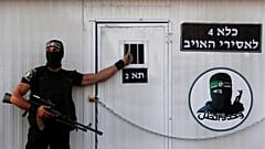 Ένας μασκοφόρος Παλαιστίνιος μέλος των Ταξιαρχιών Ezzedine al-Qassam, της στρατιωτικής πτέρυγας της Χαμάς, στέκεται μπροστά από μια εικονική φυλακή ισραηλινών στρατιωτών στον προσφυγικό καταυλισμό της Ράφα στη Λωρίδα της Γάζας, Κυριακή 21 Αυγούστου 2016.