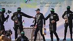 A Hamász terroristái rángatják az egyik túszt, Keith Segelt
