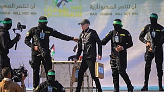 A Hamász terroristái rángatják az egyik túszt, Keith Segelt