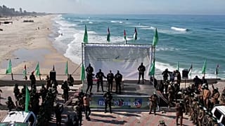 مشاهد جوية لتسليم حماس الرهينة الأمريكي الإسرائيلي كيث سيغل للصليب الأحمر في غزة