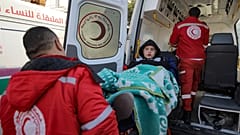 Ein palästinensisches Mädchen, das während der israelischen Bombardierung des Gazastreifens verwundet wurde, wird von Sanitätern getragen, bevor es die Grenze von Rafah nach Ägypten überquert, in Khan Younis, Samstag, 1. Februar 25