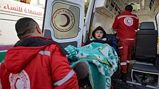 Una niña palestina herida en el bombardeo israelí de la Franja de Gaza es llevada en brazos por los médicos antes de cruzar la frontera de Rafah con Egipto, en Khan Younis, el sábado 1 de febrero de 25.