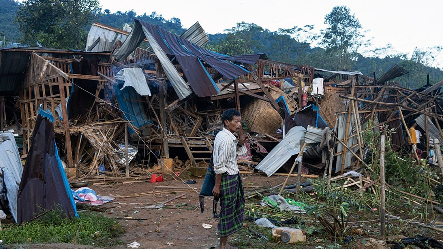 Aldeão numa zona rural destruida do Myanmar