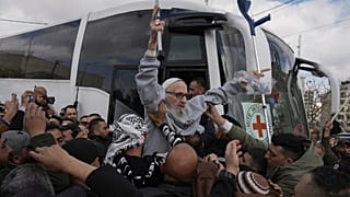 استقبال الأسرى الفلسطينيين لدى نزولهم من حافلة الصليب الأحمر بعد الإفراج عنهم، في رام الله بالضفة الغربية، السبت 1  فبراير 2025. 