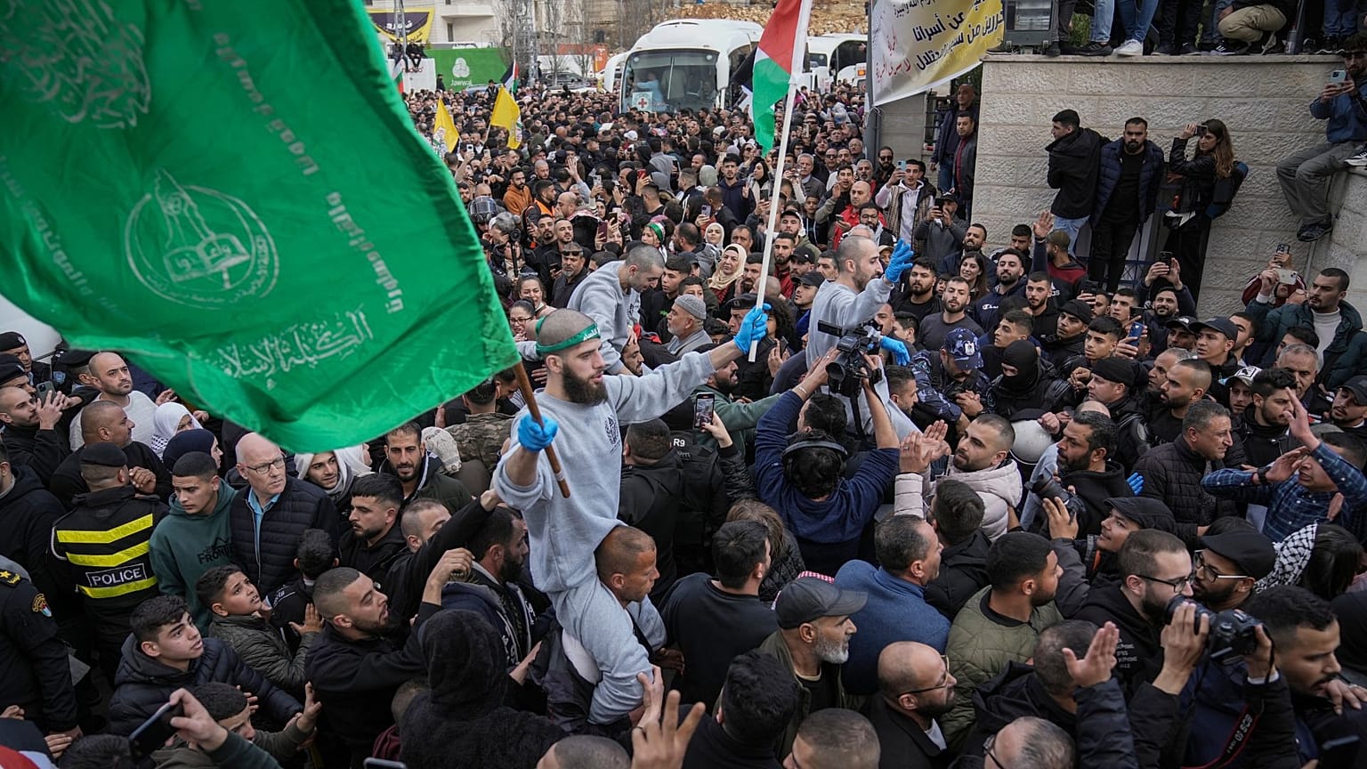 اسرای آزاد شده فلسطینی در حالی که جمعیتی در شهر رام الله در کرانه باختری رود اردن به استقبال آن‌ها می روند، ژانویه ۲۰۲۵