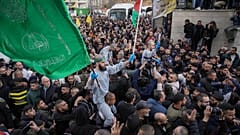 اسرای آزاد شده فلسطینی در حالی که جمعیتی در شهر رام الله در کرانه باختری رود اردن به استقبال آن‌ها می روند، ژانویه ۲۰۲۵