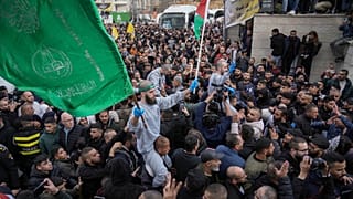اسرای آزاد شده فلسطینی در حالی که جمعیتی در شهر رام الله در کرانه باختری رود اردن به استقبال آن‌ها می روند، ژانویه ۲۰۲۵