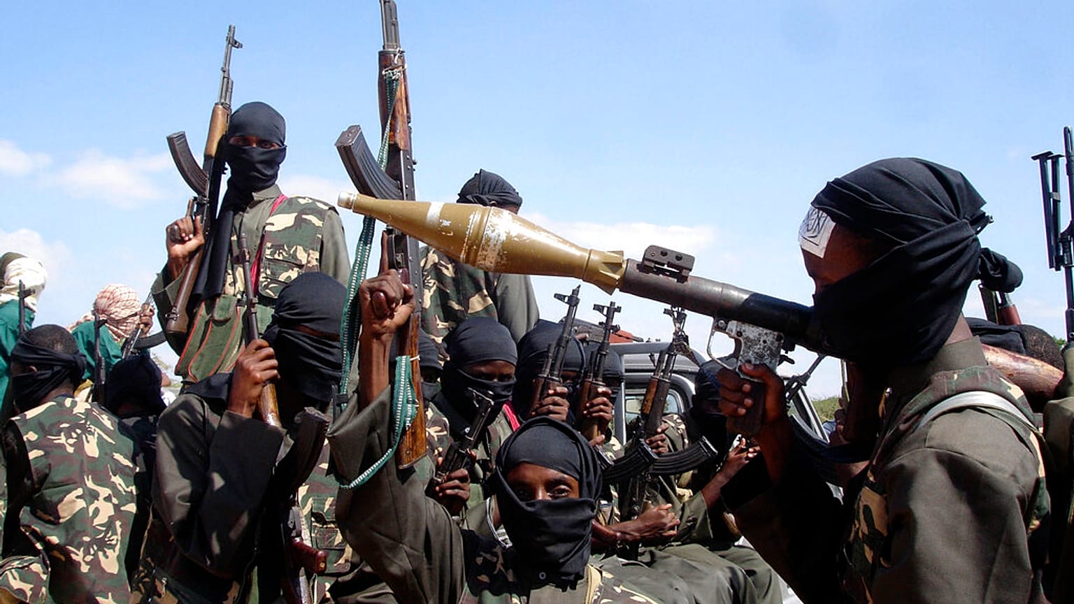 FILE - Fegyveres al-Shababab harcosok ülnek kisteherautókon, miközben a városba készülnek, a főváros, Mogadishu mellett, Szomáliában, 2008. december 8-án. 