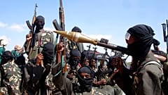 Silahlı Eş Şebab militanları 8 Aralık 2008'de Somali'de başkent Mogadişu'nun hemen dışında şehre girmeye hazırlanırken kamyonetlere biniyor. 