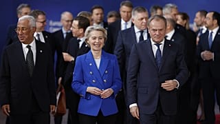 Il presidente del Consiglio europeo Antonio Costa, la presidente della Commissione Ursula von der Leyen e il primo ministro polacco Donald Tusk a Bruxelles (19 dicembre 2024)