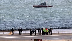 Yetkililer, American Airlines'a ait bir jet ile bir Black Hawk helikopterinin havada çarpışması sonucu Potomac Nehri'nde meydana gelen enkaz alanının yakınındaki 33 numaralı pistin sonunda toplandı