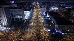 Una vista aérea de personas bloqueando el Puente de la Libertad durante una protesta por el colapso de un dosel de concreto que mató a 15 personas hace más de dos meses