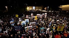 Befreite Geisel Steinbrecher spricht auf einer Kundgebung in Tel Aviv vor Anhängern und Familienangehörigen der noch Gefangenen