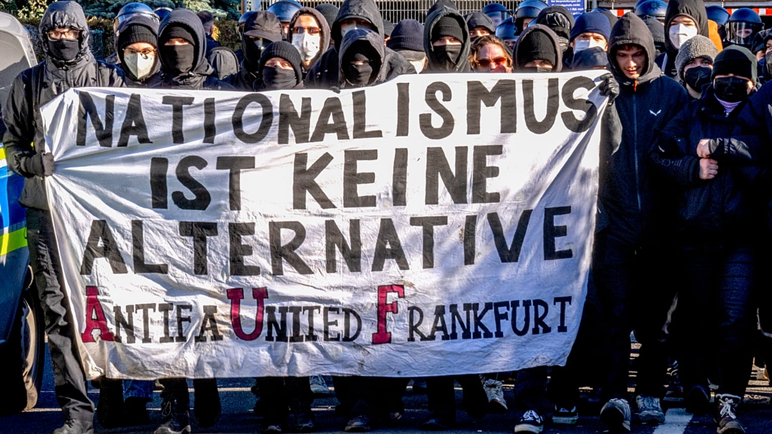 Manifestantes carregam um cartaz onde se lê "o nacionalismo não é alternativa" durante um protesto contra a campanha eleitoral da AfD em Neu Isenburg, perto de Frankfurt, Alemanha, no sábado, 1 de fevereiro,