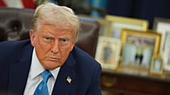 Präsident Donald Trump spricht zu Reportern, während er im Oval Office des Weißen Hauses am Freitag, 31. Januar 2025, in Washington Durchführungsverordnungen unterzeichnet.