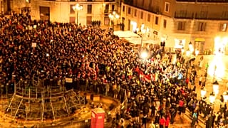 I manifestanti chiedono al governo regionale di dimettersi tre mesi dopo le alluvioni mortali
