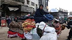 نازحون فلسطينيون يصلون يوم الثلاثاء 28 يناير 2025 إلى شمال قطاع غزة، بعد قرار إسرائيل السماح للآلاف منهم بالعودة لأول مرة منذ الأسابيع الأولى للحرب التي استمرت 15 شهرًا