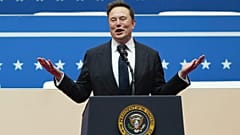 ARŞİV - Elon Musk, Washington'daki kapalı alanda düzenlenen Başkanlık Yemin Töreni geçit töreninde konuşuyor, 20 Ocak 2025.