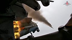 DATEI - Russischer MI-35M-Hubschrauber feuert Raketen auf ukrainische Stellungen im russisch-ukrainischen Grenzgebiet in der Region Kursk, Russland, 23. Januar 2025