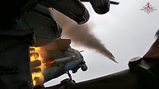 فایل - هلیکوپتر MI-35M روسیه موشک هایی را به سمت موقعیت اوکراین در منطقه مرزی روسیه و اوکراین در منطقه کورسک، روسیه، 23 ژانویه 2025 پرتاب می کند