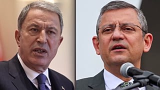 Eski Milli Savunma Bakanı Hulusi Akar (solda) ve CHP Genel Başkanı Özgür Özel