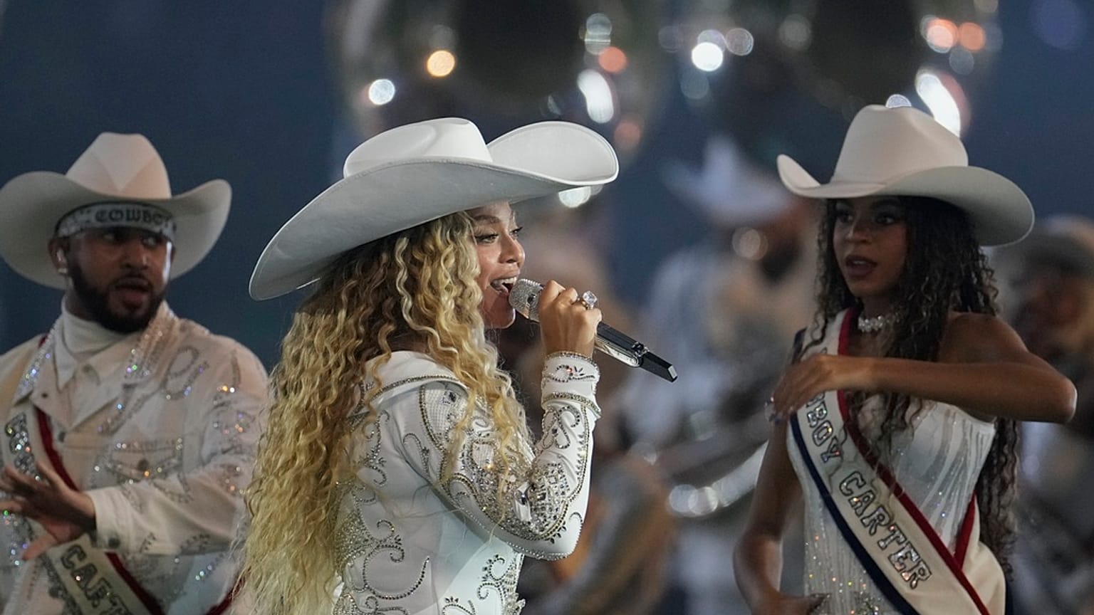 Beyonce Super Bowl için sahnede.