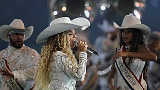 Beyonce Super Bowl için sahnede.