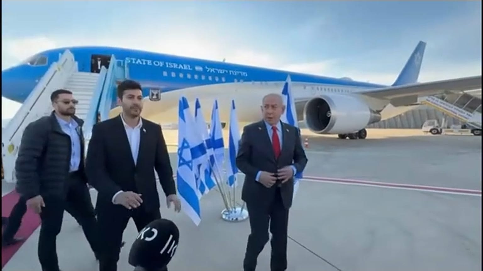 Israels Premierminister Netanjahu beim Verlassen eines Flugzeugs
