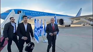 Israels Premierminister Netanjahu beim Verlassen eines Flugzeugs