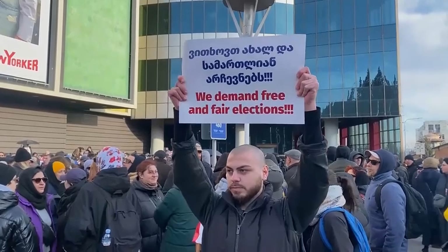 محتجون في تبليسي يحاولون إغلاق الطريق السريع بعد تجريمه قانونياً