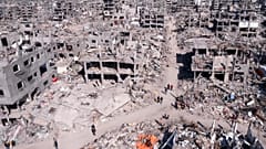  فلسطينيون يسيرون وسط الدمار الذي خلفه الهجوم الجوي والبري الإسرائيلي في جباليا، قطاع غزة، الأربعاء، 29 يناير/كانون الثاني 2025