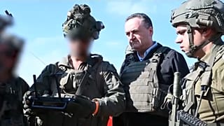 وزير الدفاع الإسرائيلي يسرائيل كاتس خلال جولة قام بها إلى مواقع تابعة للجيش في جنوب لبنان